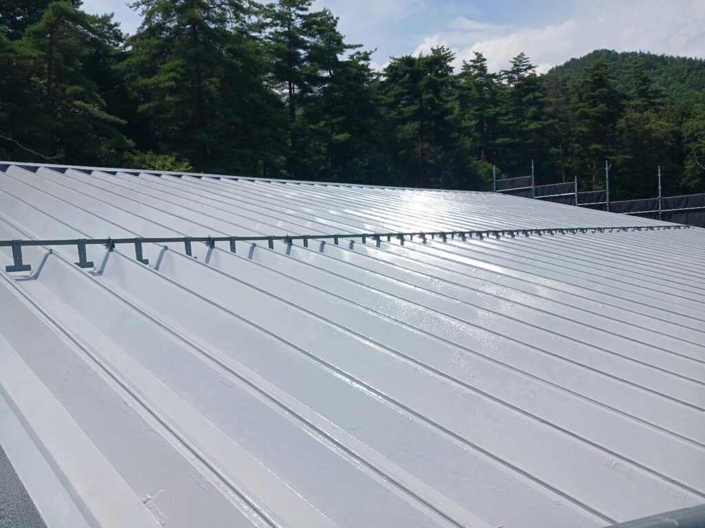 アースコーポレーション様　金属屋根防水工事